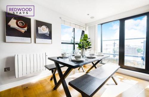 Camberley Apartment | PENTHOUSE SERVICED APARTMENT IN CAMBERLEY TOWN CENTRE, WITH FREE PARKING, FREE WiFi, LIFT AND BALCONY ACCESS, PERFECT FOR BUSINESS STAYS, FAMILIES, RELOCATIONS, EXTENDED STAYS, AND EMERGENCY ACCOMMODATION by REDWOOD STAYS