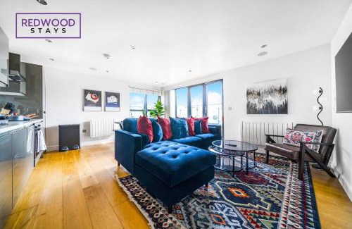 Camberley Apartment | PENTHOUSE SERVICED APARTMENT IN CAMBERLEY TOWN CENTRE, WITH FREE PARKING, FREE WiFi, LIFT AND BALCONY ACCESS, PERFECT FOR BUSINESS STAYS, FAMILIES, RELOCATIONS, EXTENDED STAYS, AND EMERGENCY ACCOMMODATION by REDWOOD STAYS