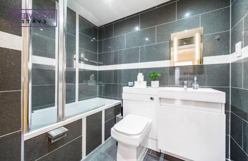 Camberley Apartment | PENTHOUSE SERVICED APARTMENT IN CAMBERLEY TOWN CENTRE, WITH FREE PARKING, FREE WiFi, LIFT AND BALCONY ACCESS, PERFECT FOR BUSINESS STAYS, FAMILIES, RELOCATIONS, EXTENDED STAYS, AND EMERGENCY ACCOMMODATION by REDWOOD STAYS