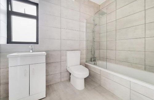 Cricklewood Apartment | Penthouse Studio Apt with Private rooftop terrace