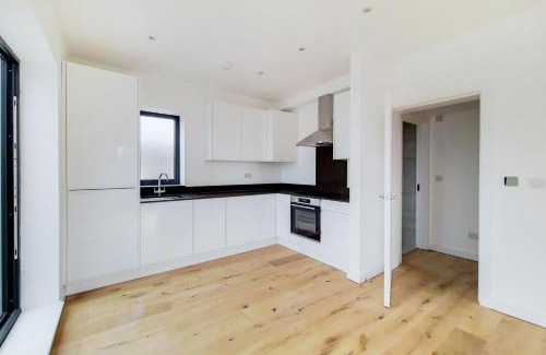 Cricklewood Apartment | Penthouse Studio Apt with Private rooftop terrace