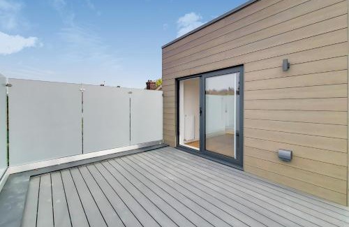 Cricklewood Apartment | Penthouse Studio Apt with Private rooftop terrace
