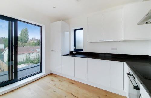 Cricklewood Apartment | Penthouse Studio Apt with Private rooftop terrace