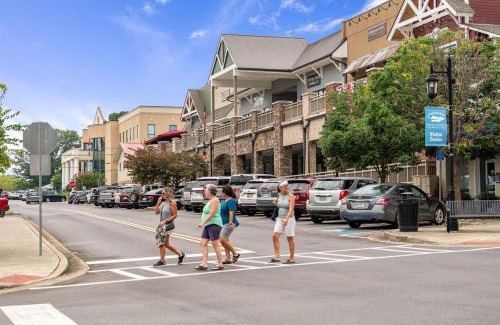 Blue Ridge Apartment | Penthouse Suite Right in the Heart of Downtown - Trackside
