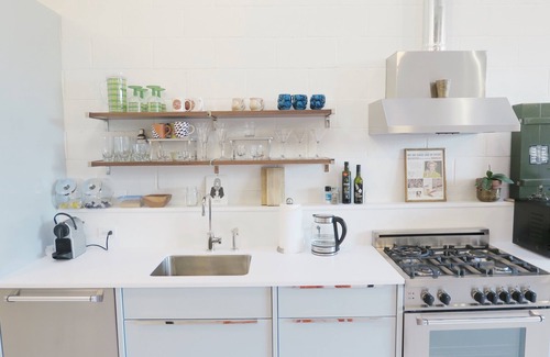 Hunters Point House | Penthouse w/large rooftop Manhattan skyline in 2 family Townhome