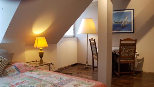 Koenigstein im Taunus Bed & Breakfast | Penthouse Zimmer mit Bad EM2024 Hospitality Package