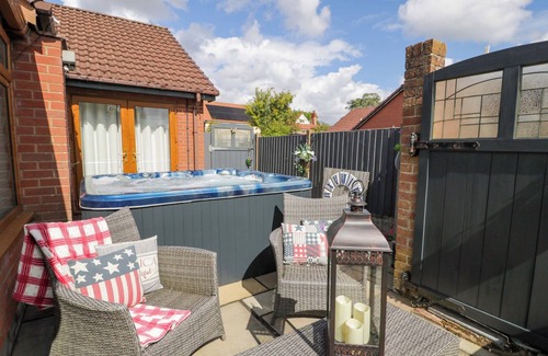 Acrefair Cottage | PENTRE COUNTRY STUDIO, pet friendly, with hot tub in Chirk