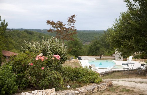 Salignac-Eyvignes Apartment | Peony or downstairs bed and breakfast
