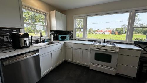 West Peoria House | Peoria Bradley Cozy Vacation Large Group Home with Kitchen View