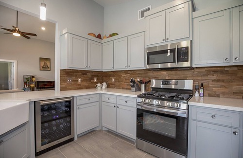 Dickinson House | Pepe's Place - Newer Home w/heated Spa Pool, close to Galveston Island & Houston