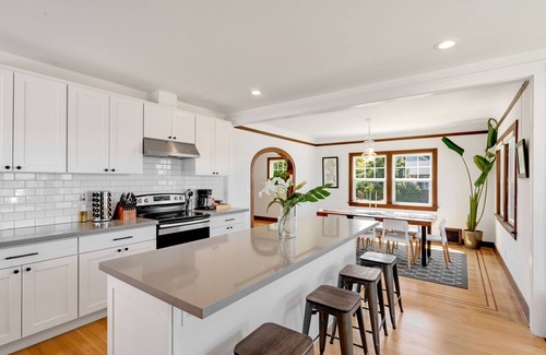 Phinney Ridge House | Perch - Phinney Ridge Vintage Charm: Enjoy Stunning Olympic Mountain Views