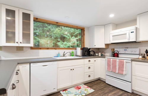 Coupeville House | Perch - Rhododendron Loft: Cozy Getaway, Historic Reserve!