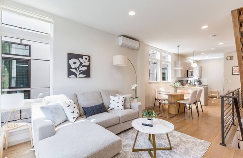 East Queen Anne House | Perch - Serene townhome located a 5-minute walk from a lively area