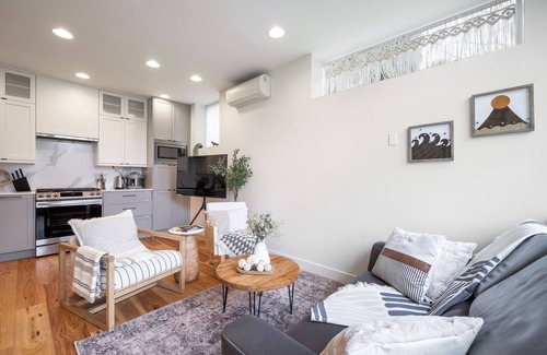 North Queen Anne House | Perch - The Ashworth 67: Chic 3 BR North Queen Ann Retreat with Parking