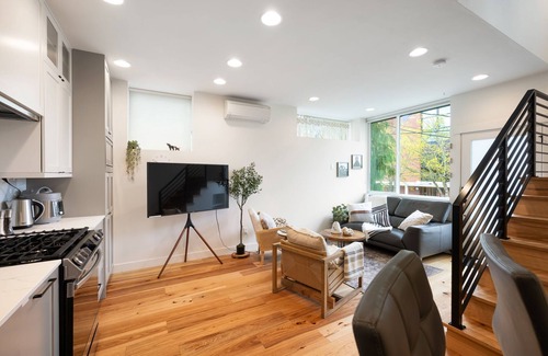 North Queen Anne House | Perch - The Ashworth 67: Chic 3 BR North Queen Ann Retreat with Parking