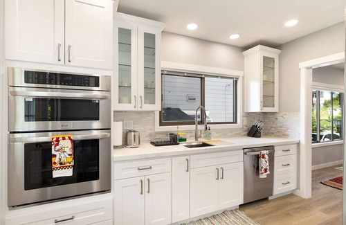 Wallingford Apartment | Perch - The Farmhouse A: Walk to Lake Union! 2BR/2BA with Parking