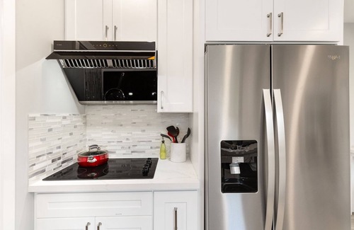 Wallingford Apartment | Perch - The Farmhouse A: Walk to Lake Union! 2BR/2BA with Parking