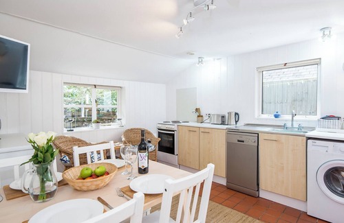 Dinas Cross House | Perci Penrhiw Bach, Holiday Home Cwm Yr Eglwys, Sleeps 4, 2 bedrooms, bathrooms