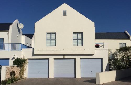 Calypso Beach House | PERFECT 10 - 10 to 13 Sleeper Luxury Holiday Home Breakage Deposit of R2500 per Weekend Lease