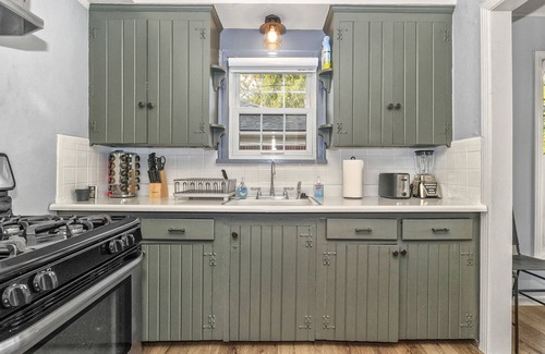 Dearborn House | Perfect 2 Bedroom Retreat | The River Home
