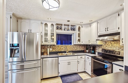 Eclectic House | Perfect 4 bed, 3 bath lake getaway w/amazing views in quiet cove!