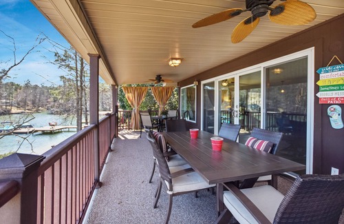 Eclectic House | Perfect 4 bed, 3 bath lake getaway w/amazing views in quiet cove!