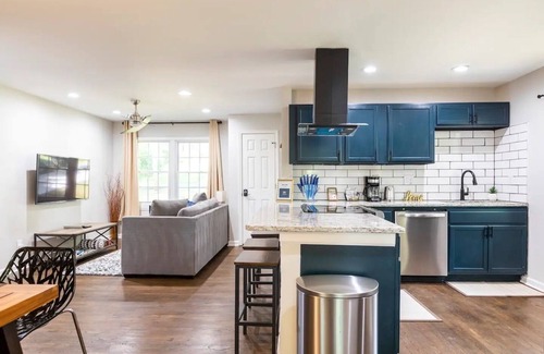 Jefferson Park House | Perfect 9 Beds Family Haven in ATL-Large Groups Welcomed. Large Fenced Yard