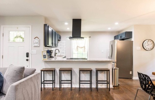 Jefferson Park House | Perfect 9 Beds Family Haven in ATL-Large Groups Welcomed. Large Fenced Yard