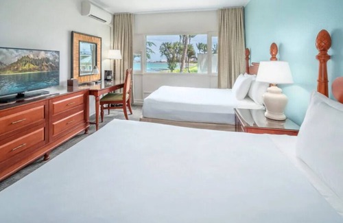 Kahului Hotel | Perfect Beach Destination! 4 Stylish Ocean View Room w/Outdoor Pool + Fireplace