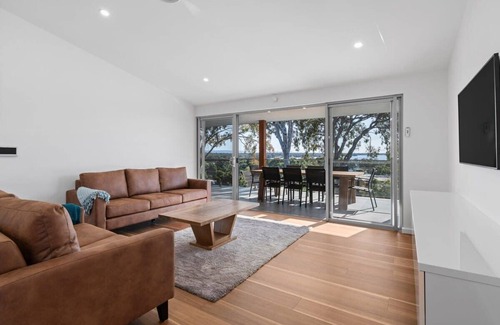 Budgewoi House | Perfect Beachhouse - Lakes & Surf at your Feet