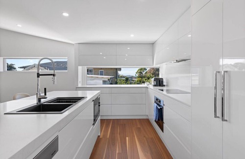 Budgewoi House | Perfect Beachhouse - Lakes & Surf at your Feet