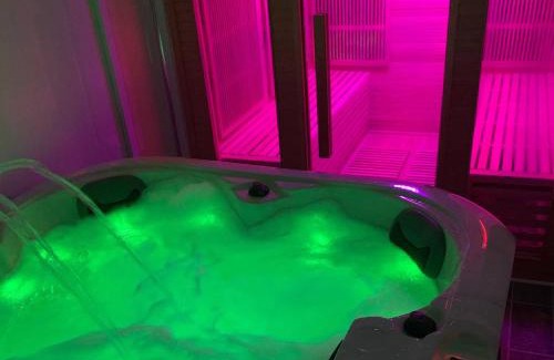 Woodingdean House | Perfect Couple Retreat To Relax With Hot Tubsauna