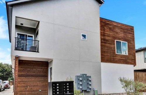 Dallas Apartment | Perfect Dallas Oasis l Pet Friendly l Big Backyard