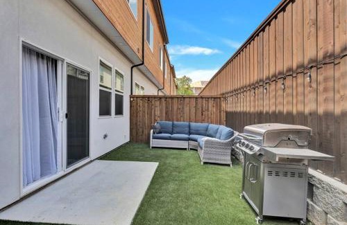 Dallas Apartment | Perfect Dallas Oasis l Pet Friendly l Big Backyard