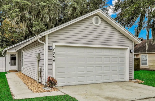 North Beach House | Perfect Escape Near the Beach W/ Gas Grill, Free WiFi, Full Kitchen & Backyard