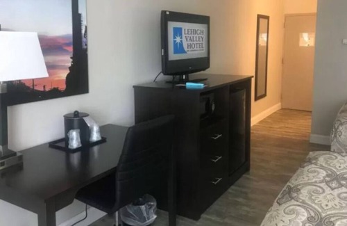 Bethlehem House | Perfect Escape! 3 Great Units, Pool, Restaurant, Near SteelStacks, Pet Friendly!