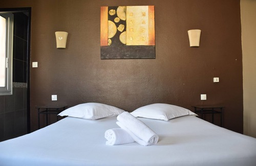 Sanary-sur-Mer Hotel | Perfect Family Getaway! Spacious Room | Garden & Private Parking