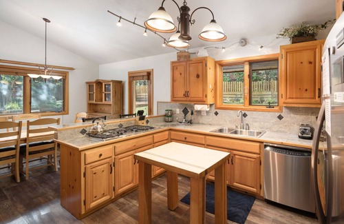 Tahoma House | Perfect Family Getaway-WI-FI-HDTV-Hot Tub-Fenced Back Yard