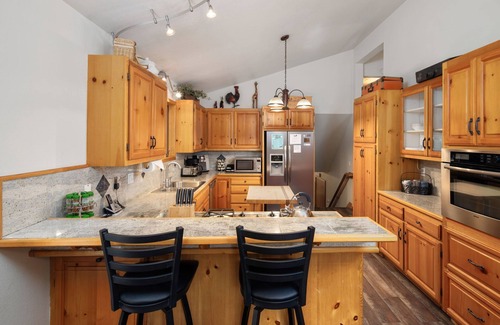 Tahoma House | Perfect Family Getaway-WI-FI-HDTV-Hot Tub-Fenced Back Yard
