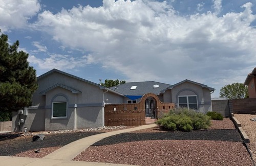 Paradise Hills Civic House | Perfect family home for Baloon Fiesta travelersl.