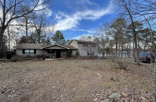 Greers Ferry House | Perfect family sized lakefront home! Enjoy Greer’s Ferry lake from the backyard.