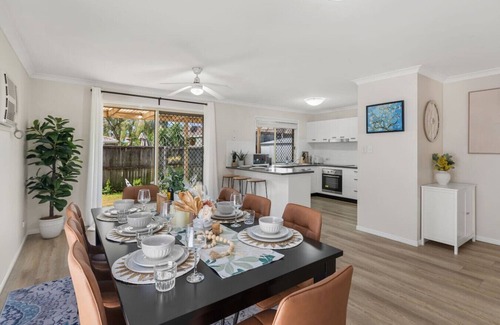Calamvale House | Perfect Family Stay - Cozy Home Near Everything