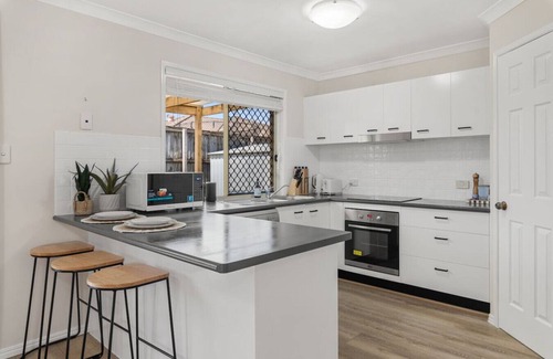 Calamvale House | Perfect Family Stay - Cozy Home Near Everything
