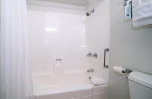 Kahului Hotel | Perfect Family Vacation! 4 Poolside Units, Relax on the Nearby Ho’aloha Beach!