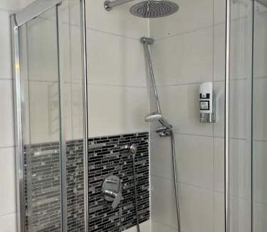 Taxham House | Perfect for 2 - 8 min 2 Downtown