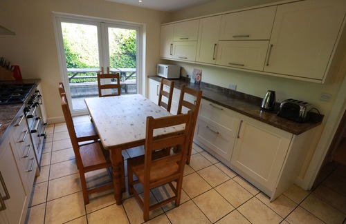 Peak District House | Perfect for all Large Groups in 7 all Ensuite Bedrooms . Pet Friendly