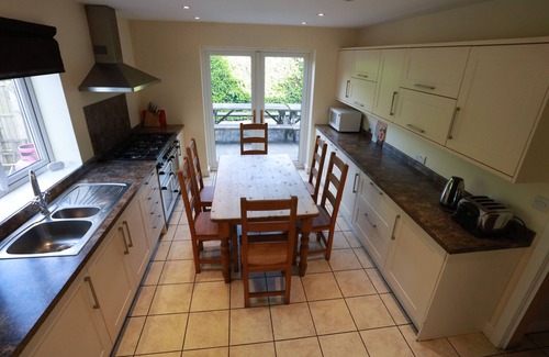 Peak District House | Perfect for all Large Groups in 7 all Ensuite Bedrooms . Pet Friendly