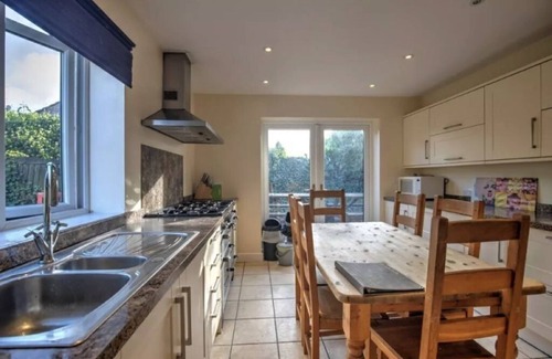 Peak District House | Perfect for all Large Groups in 7 all Ensuite Bedrooms . Pet Friendly