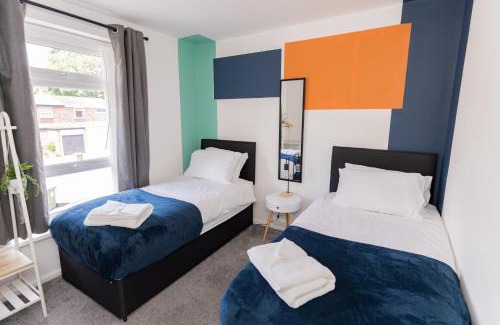 Wolverhampton Apartment | Perfect for Contractors + Families + Free Parking!