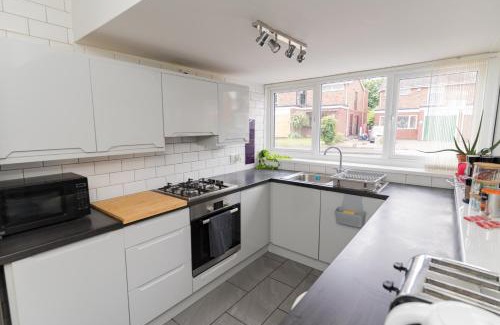 Wolverhampton Apartment | Perfect for Contractors + Families + Free Parking!